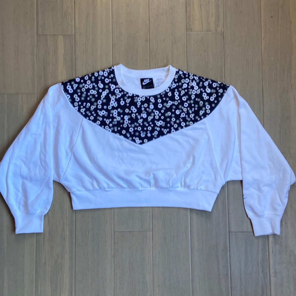 Women’s white cropped Nike sweatshirt